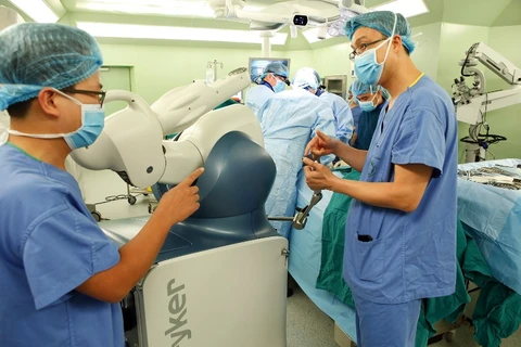 Phẫu thuật Robot tại Bệnh viện Bạch Mai. (Ảnh: Dương Ngọc/TTXVN)
