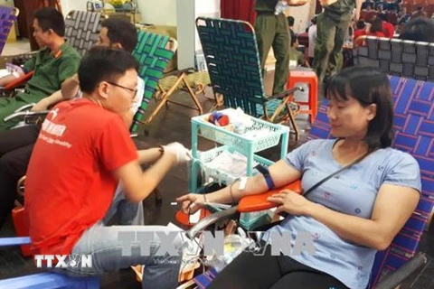 Đông đảo người dân Khánh Hòa tham gia hiến máu. (Ảnh: TTXVN)