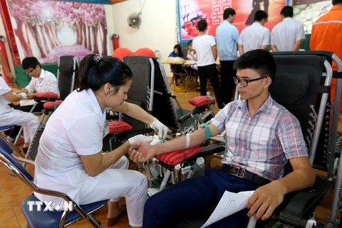 Các bạn trẻ tham gia hiến máu tình nguyện.