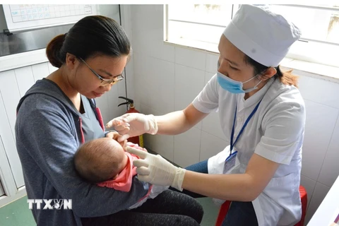 Trẻ em uống vắcxin tại Trạm Y tế phường Tân An, thành phố Buôn Ma Thuột (Đắk Lắk). (Ảnh: /TTXVN)
