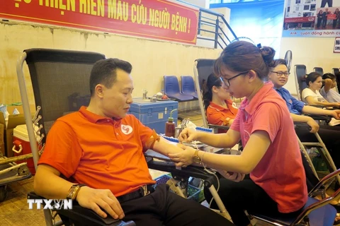Đông đảo người dân thành phố Tuyên Quang tham gia hiến máu tình nguyện. (Ảnh: TTXVN)