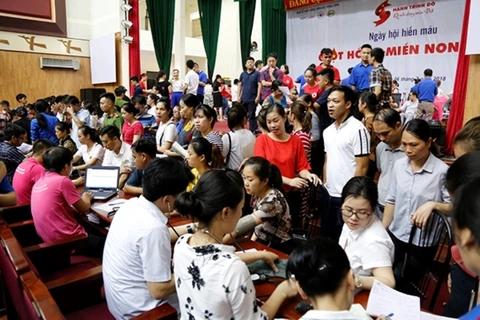 Người dân các dân tộc tỉnh Cao Bằng hào hứng xếp hàng chờ hiến máu. (Ảnh: PV/Vietnam+)