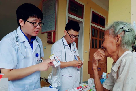 Các bác sỹ trong đoàn khám chữa bệnh cấp phát thuốc cho người dân tại tỉnh Hà Tĩnh. (Ảnh: PV/Vietnam+)