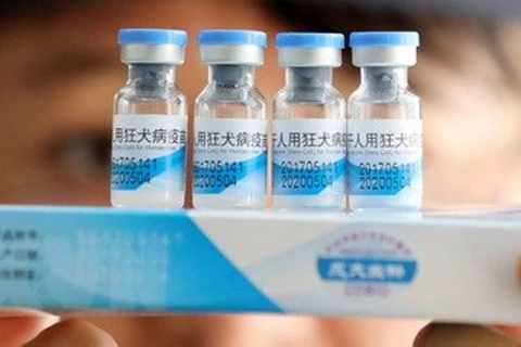Cảnh sát kiểm tra vắcxin tại một cơ sở ở Rongan, Trung Quốc ngày 23/7. (Ảnh: EPA/ TTXVN)
