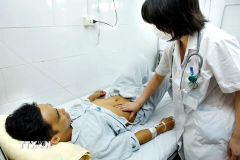 Bệnh viện Bạch Mai đang quản lý ngoại trú khoảng 1.010 bệnh nhân viêm gan đến khám, xét nghiệm. (Ảnh: Dương Ngọc/TTXVN