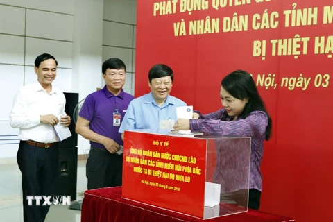  Bộ trưởng Bộ Y tế Nguyễn Thị Kim Tiến cùng lãnh đạo Bộ, các đơn vị và cán bộ ủng hộ đồng bào bị thiệt hại do mưa lũ. (Ảnh: Dương Ngọc/TTXVN)
