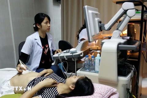 Khám thai cho bệnh nhân tại bệnh viện Phụ sản Hà Nội. (Ảnh: TTXVN)
