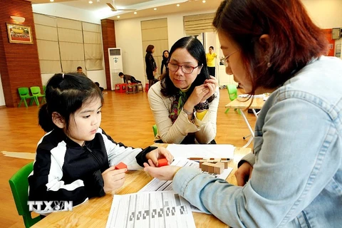 Trung tâm Dân số/kế hoạch hóa gia đình quận Hoàn Kiếm tổ chức truyền thông, giao lưu với chủ đề “ Ươm mầm yêu thương.” (Ảnh: TTXVN)