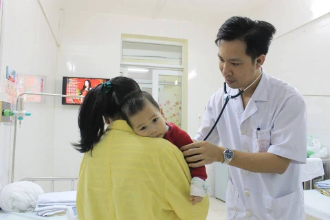 Bác sỹ khám cho bệnh nhân tại Bệnh viện E. (Ảnh: PV/Vietnam+)