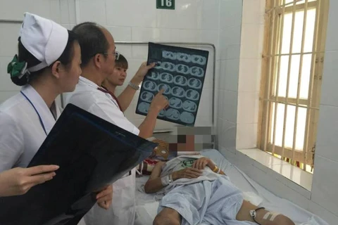 Phó giáo sư Đỗ Duy Cường thăm khám cho bệnh nhân Whitmore. (Ảnh: PV/Vietnam+)