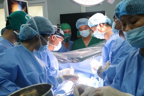 Các bác sỹ thực hiện ca phẫu thuật tại Bệnh viện Phổi Trung ương. (Ảnh: PV/Vietnam+)