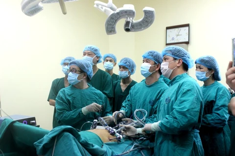 Các bác sỹ thực hiện ca phẫu thuật tại Bệnh viện K. (Ảnh: PV/Vietnam+)