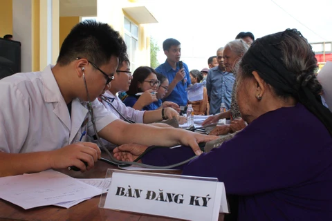 Bác sỹ khám bệnh cho người dân tại huyện Sơn Dương, tỉnh Tuyên Quang. (Ảnh: PV/Vietnam+)