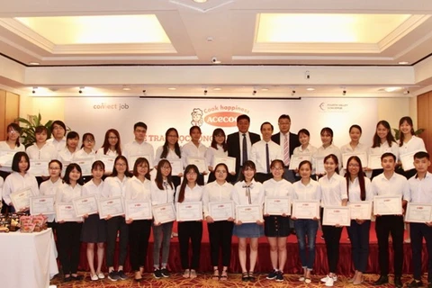 Trao học bổng cho 33 sinh viên đến từ các trường đại học trên địa bàn Hà Nội. (Ảnh: PV/Vietnam+)