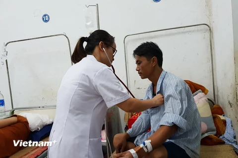 Bác sỹ thuộc Dự án bác sỹ tình nguyện khám chữa bệnh cho người dân tại Bệnh viện Đa khoa huyện Hà Quảng, Cao Bằng. (Ảnh: PV/Vietnam+)