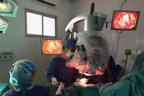 Các bác sỹ tiến hành ca phẫu thuật cho bệnh nhân. (Ảnh: PV/Vietnam+)