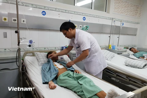 Nhân viên y tế chăm sóc cho bệnh nhân bị đâm thấu tim sau phẫu thuật. (Ảnh: PV/Vietnam+)