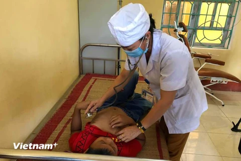 Khám chữa bệnh cho người dân ở trạm y tế tại tỉnh Yên Bái. (Ảnh: PV/Vietnam+)