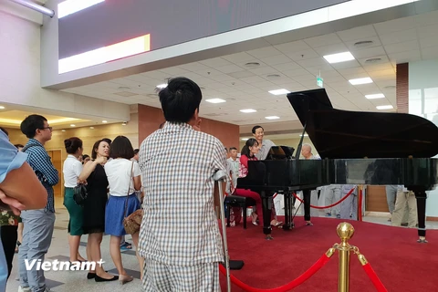 Các bệnh nhân xuống sảnh bệnh viện nghe đàn Piano. (Ảnh: T.G/Vietnam+)