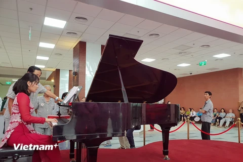 [Video] Sững sờ với tiếng đàn piano thánh thót tại Bệnh viện 108