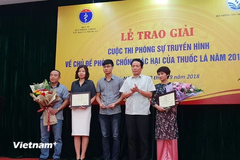 Các tác giả đoạt giải Nhất của cuộc thi. (Ảnh: PV/Vietnam+)