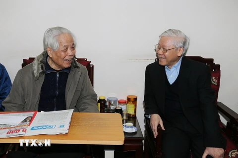 Hình ảnh về Tổng Bí thư Nguyễn Phú Trọng và nguyên Tổng Bí thư Đỗ Mười. (Ảnh: TTXVN)