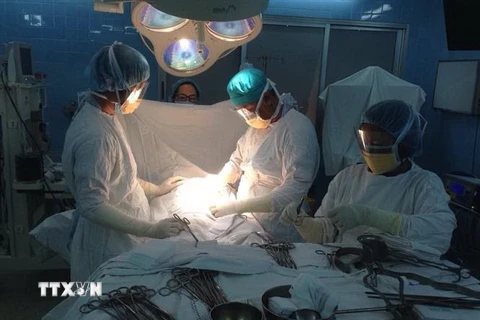 Một ca phẫu thuật cắt khối u cho bệnh nhân. (Ảnh: TTXVN)