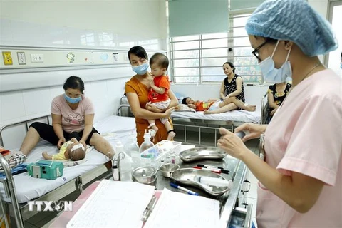 Bệnh viện Nhi Trung ương tiếp nhận nhiều trẻ mắc bệnh truyền nhiễm trong thời gian qua. (Ảnh: TTXVN)