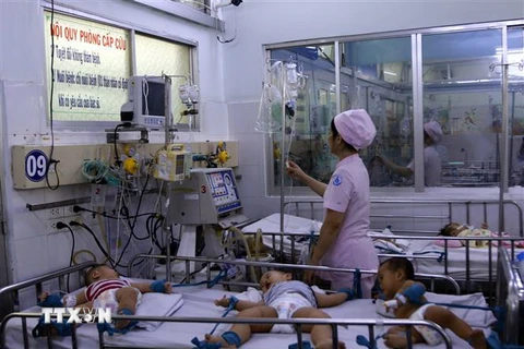 Trẻ mắc bệnh tay chân miệng đang điều trị tại Bệnh viện Nhi đồng 1, Thành phố Hồ Chí Minh. (Ảnh: TTXVN)