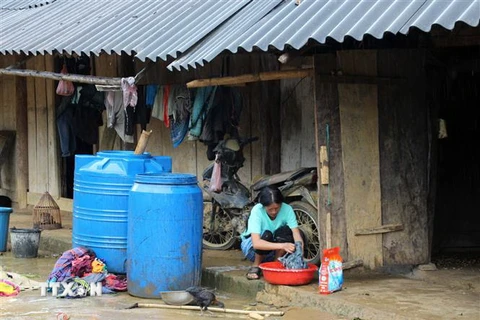 Gia đình của Hờ Thị Chư sống trong căn nhà cheo leo tại bản Co Lóng, xã Lóng Luông, huyện Vân Hồ. (Ảnh: TTXVN)
