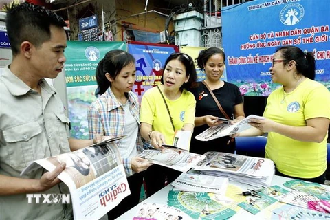 Tuyên truyền về công tác dân số tại Hà Nội. (Ảnh: TTXVN)