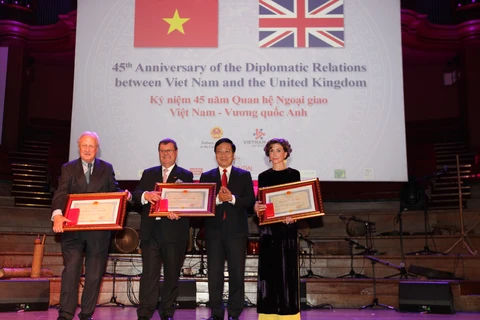 Phó Thủ tướng Phạm Bình Minh trao Huy chương Hữu nghị tặng Bà Katrin Kandel (ngoài cùng bên phải). (Ảnh: PV/Vietnam+)