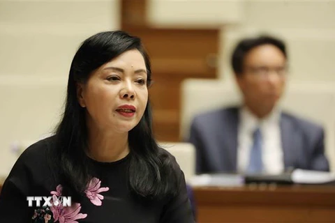 Bộ trưởng Bộ Y tế Nguyễn Thị Kim Tiến trả lời chất vấn sáng 31/10. (Ảnh: Dương Giang/TTXVN)