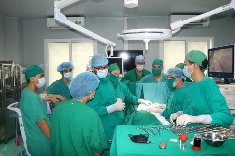 Các chuyên gia của Hội Phổi Pháp Việt cùng với các y bác sỹ Bệnh viện Phổi Trung ương thực hiện ca phẫu thuật. (Ảnh: PV/Vietnam+)