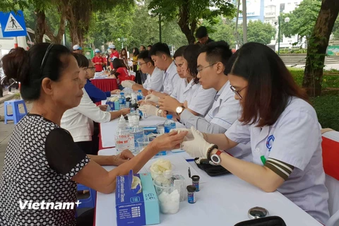 Người dân xét nghiệm máu tại Ngày hội vì cộng đồng – gia đình cùng hành động sớm phòng, chống bệnh Đái tháo đường. (Ảnh: PV/Vietnam+)