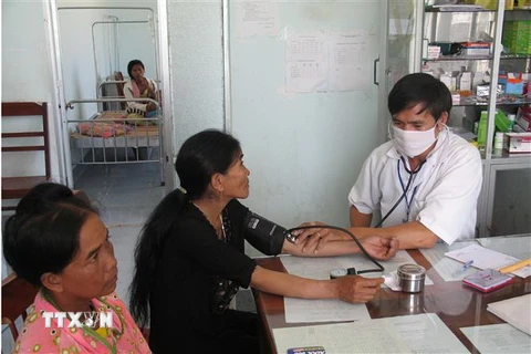 Chăm sóc sức khỏe cho đồng bào dân tộc tại huyện miền núi Bác Ái, Ninh Thuận. (Ảnh: Công Thử/TTXVN)