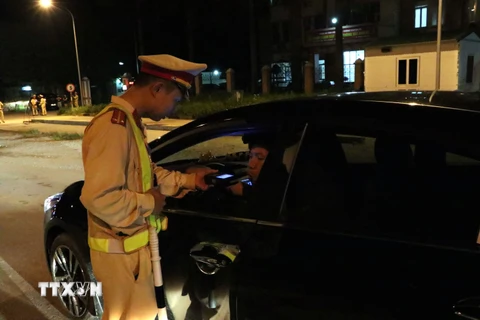 Lực lượng Cảnh sát giao thông kiểm tra nồng độ cồn đối với người điều khiển phương tiện giao thông. (Ảnh: TTXVN)