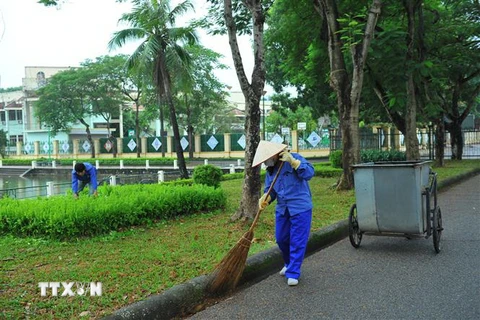 Dọn dẹp vệ sinh, nâng cao ý thức bảo vệ môi trường cho người dân. (Ảnh: Minh Đức/TTXVN)