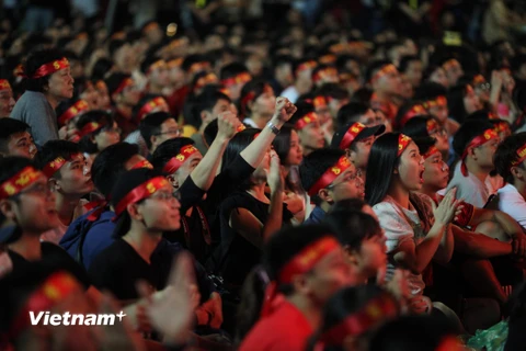 Hàng ngàn người dân tập trung ở Bờ Hồ tiếp lửa tuyển Việt Nam 