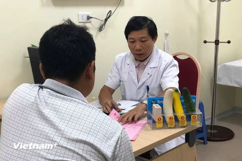 Bệnh nhân đến khám tại Trung tâm Nam học, Bệnh viện Việt Đức. (Ảnh: PV/Vietnam+)