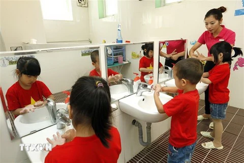Học sinh vệ sinh tay với xà phòng. (Ảnh: TTXVN/Vietnam+)