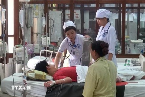 Khám cho bệnh nhân mắc sốt xuất huyết tại Phú Yên. (Ảnh: Xuân Triệu/TTXVN)