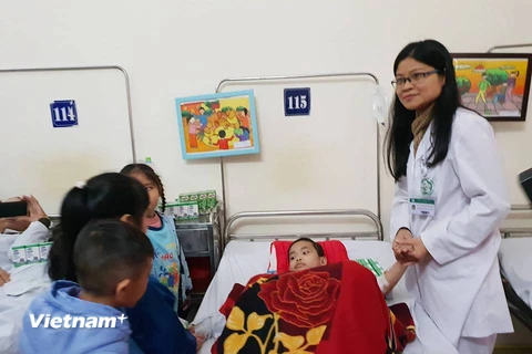 Những bức tranh và phần quà gửi đến các bệnh nhi ung thư đang điều trị tại Bệnh viện Bạch Mai. (Ảnh: PV/Vietnam+)