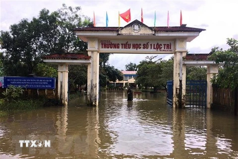 Trường học ở xã Lộc Trì (Quảng Trị) bị ngập lụt học sinh phải nghỉ học. (Ảnh: Hồ Cầu/TTXVN)