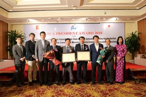 Trao thưởng cho các cá nhân và bốn đơn vị thuộc Dự án sản xuất vắcxin và Dự án sản xuất mực in tiền tại Việt Nam. (Ảnh: PV/Vietnam+) 