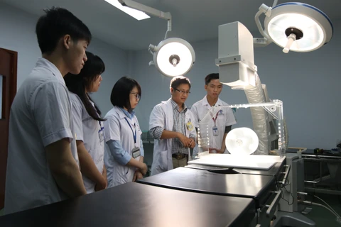 Sinh viên Trường Đại học Nguyễn Tất Thànhtrong một tiết học thực hành về vật lý y khoa. (Ảnh: PV/Vietnam+) 