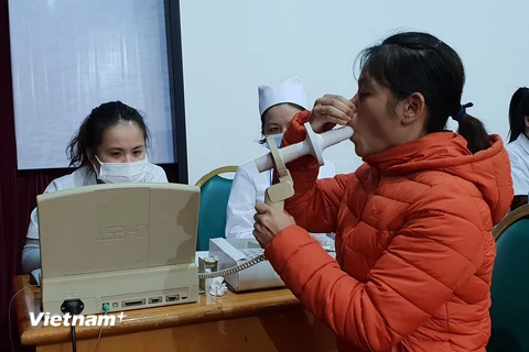 Bệnh nhân đến khám bệnh về hô hấp tại Bệnh viện Bạch Mai. (Ảnh: PV/Vietnam+)
