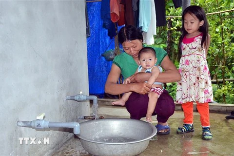 Nhiều chương trình được triển khai để người dân tiếp cận với nước sạch. (Ảnh: TTXVN/Vietnam+)