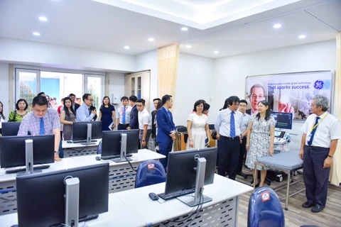 Các đại biểu tham quan đơn vị đào tạo tại Trường Đại học Y dược Thành phố Hồ Chí Minh. (Ảnh: PV/Vietnam+)