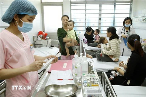 Điều trị cho trẻ em tại bệnh viện. (Ảnh: TTXVN/Vietnam+)